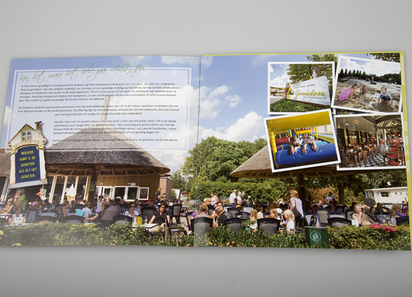 De vrolijke, speelse brochure van Recreatiepark-Brasserie Het Genieten in Kaatsheuvel.